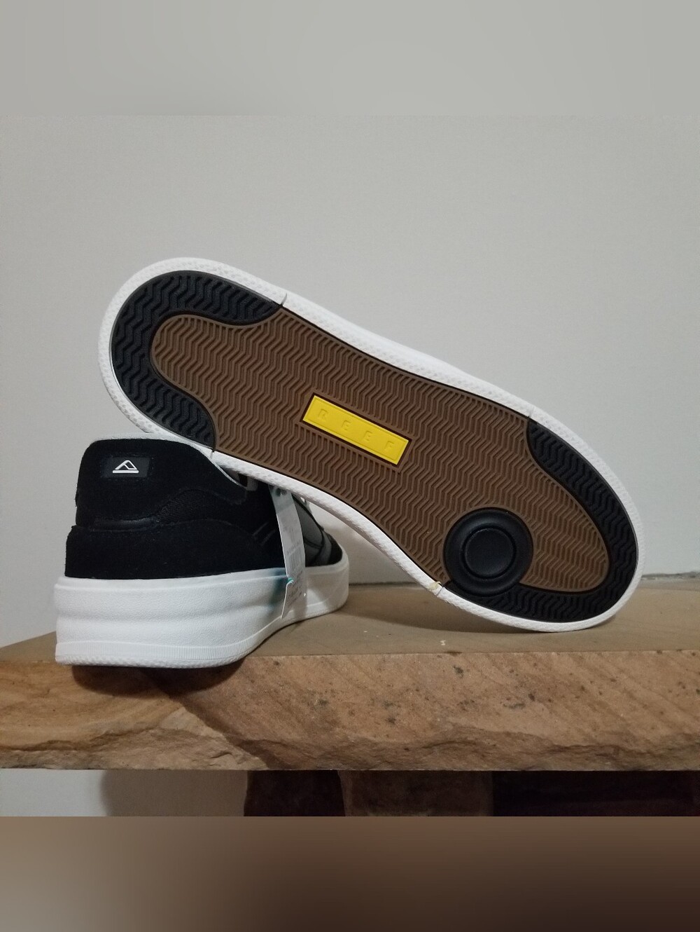 NEW! Reef Men's Black Low-Top Leather Sneakers with White Sole Sz 11 - Picture 7 of 10